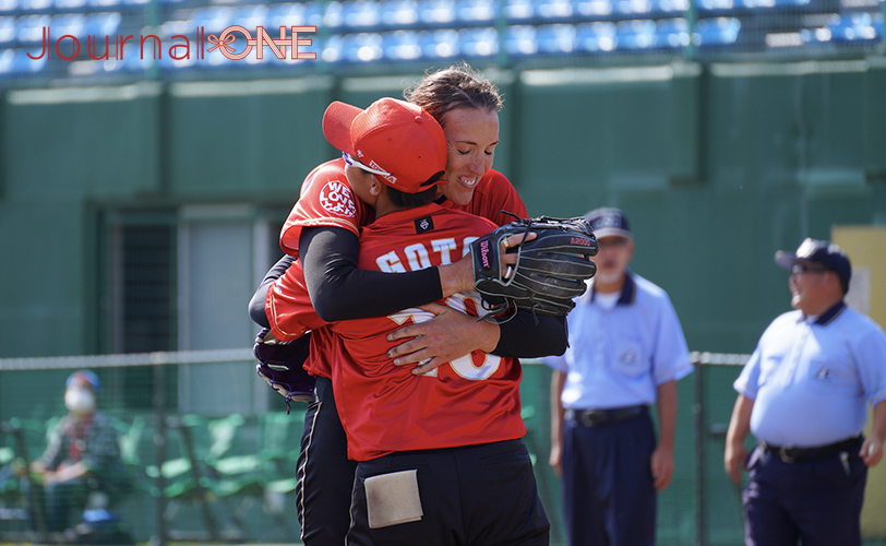 Monica Abbott and Miu Goto TOTOTA softball Japan