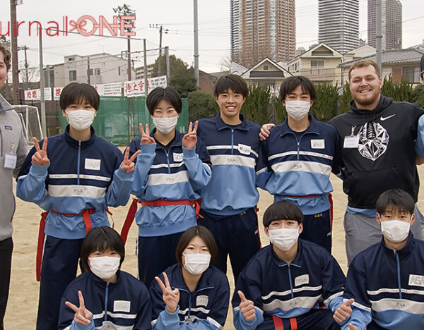 Football Ivy League players and Japanese high school students -Photo by Journal-ONE
