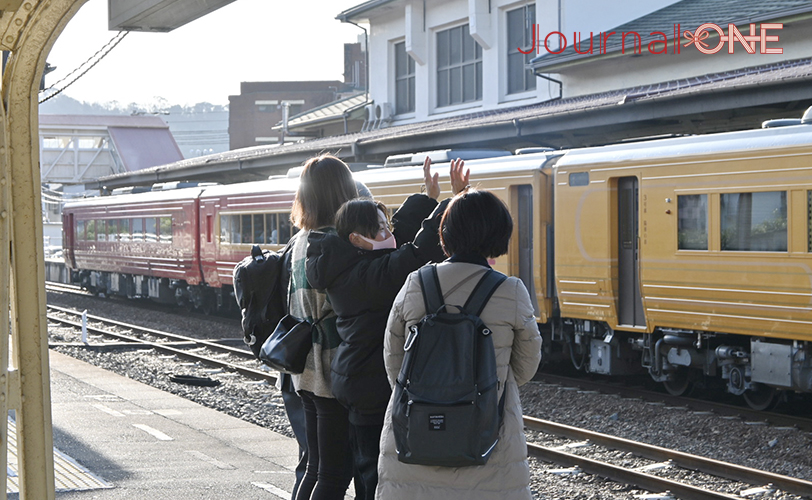 Report Aboard the Scenic Iyonada Monogatari Train By the Iyo Bank Vertz Softball Team -Photo by Journal-ONE