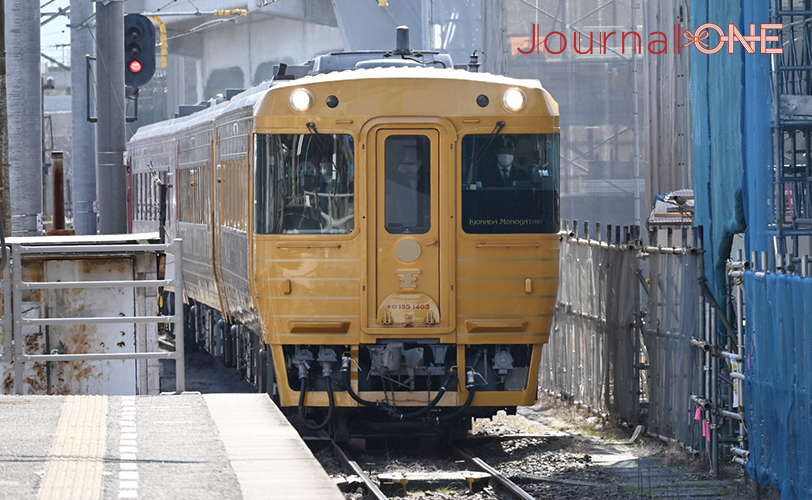 Report Aboard the Scenic Iyonada Monogatari Train By the Iyo Bank Vertz Softball Team -Photo by Journal-ONE