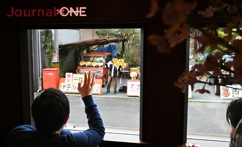 Report Aboard the Scenic Iyonada Monogatari Train By the Iyo Bank Vertz Softball Team -Photo by Journal-ONE