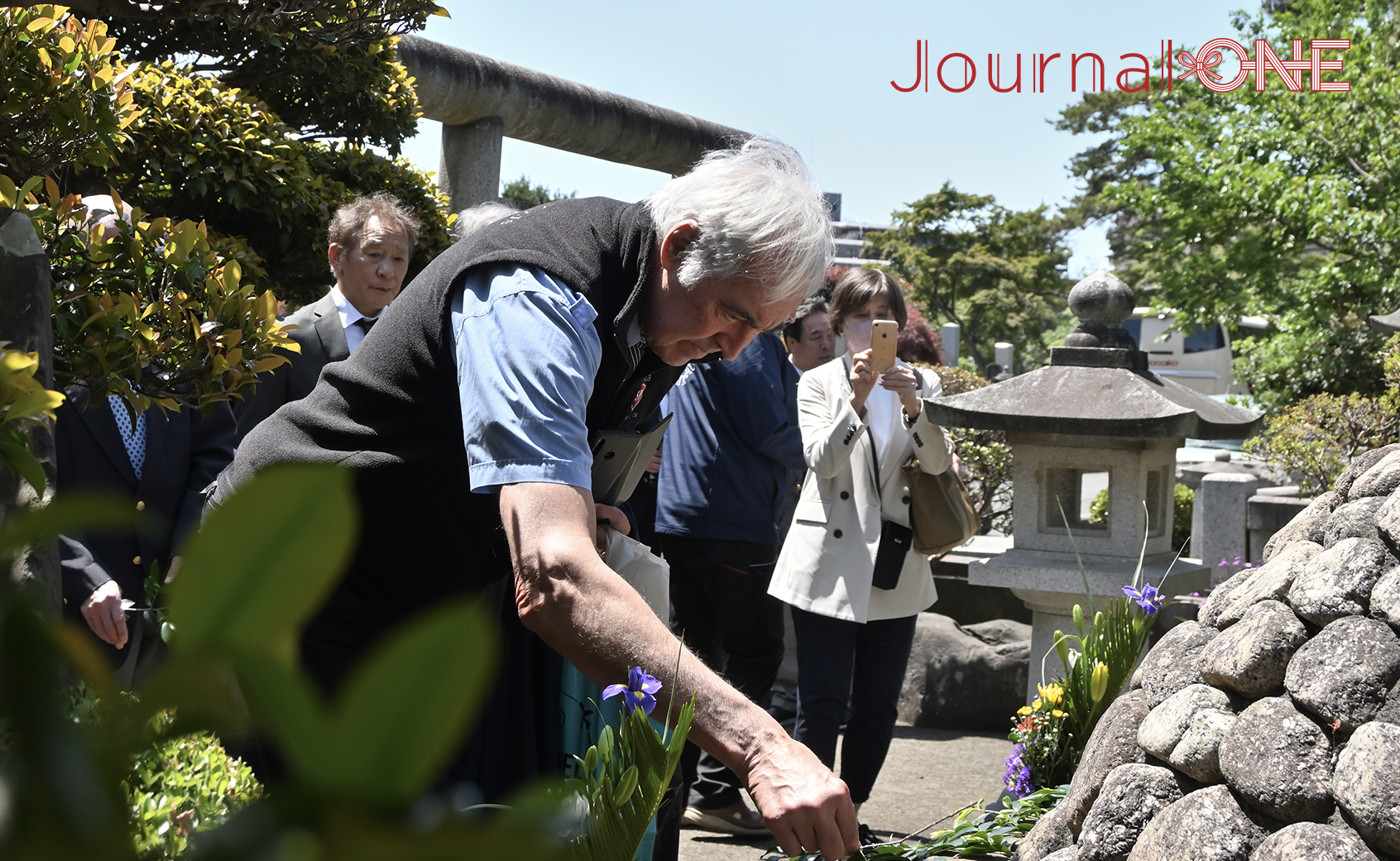 Raymond-Yves Cairaschi came all the way from France to visit the cemetery of Kano Shihan.| Photo by Journal-ONE