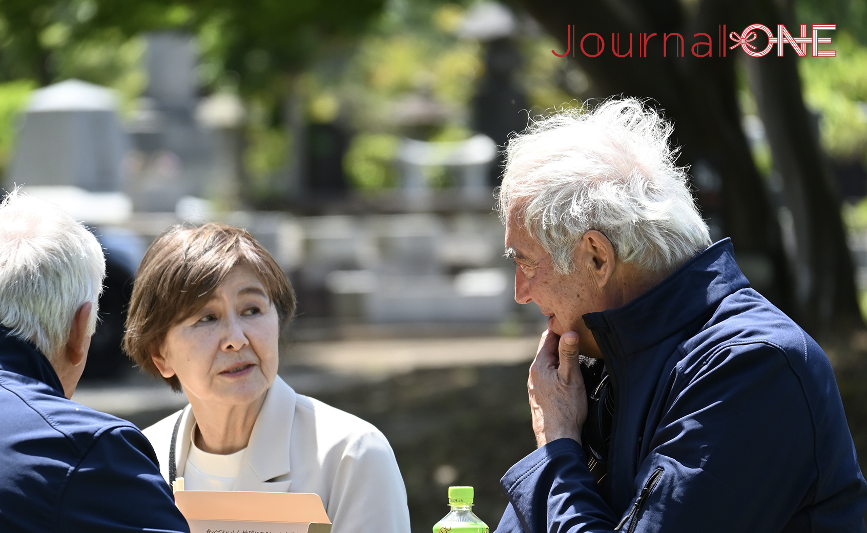 Ms. Hiroko Tanaka, the daughter of Abe 10-dan talked with Raymond-Yves Cairaschi in front of Kano Jigoro Shihan's glave.| Photo by Journal-ONE