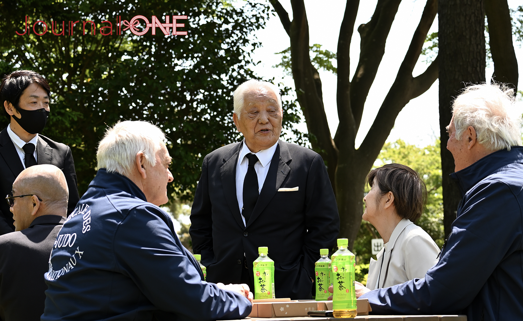 Japanese Judoka Talked with French Judoka, Raymond-Yves Cairaschi and Jean Claude Blouin who visited the cemetery of Kano Shihan.| Photo by Journal-ONE