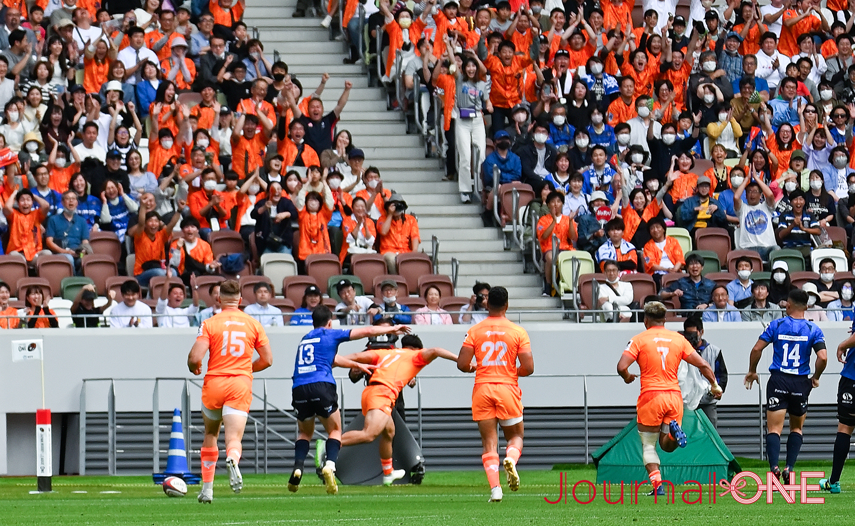 Japan Rugby League One final match, Haruto Kida (Japan rugby union team) took a kick pass from Harimichi Tachikawa(RWC2019 Japan rugby union team) and scored a try ; Photo by Journal-ONE