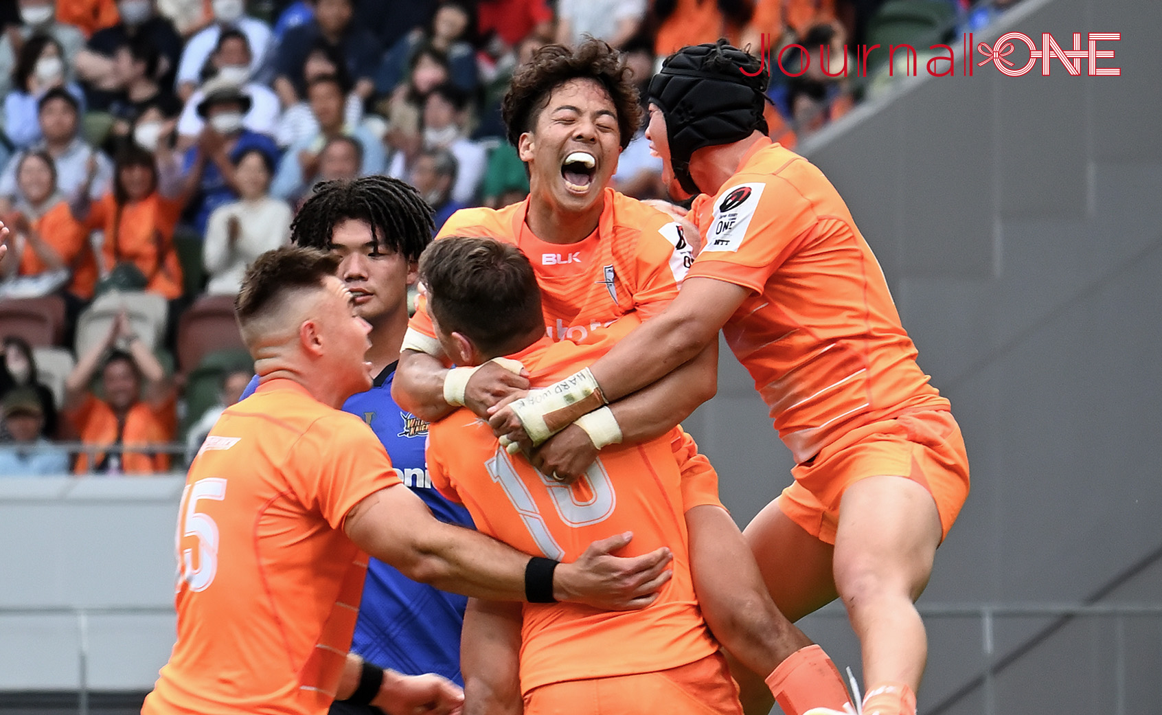 Japan Rugby League One final match,.Players of Kubota Spears Funabashi Tokyo Bay hugging each other and rejoicing at the moment the championship was decided. ; Photo by Journal-ONE