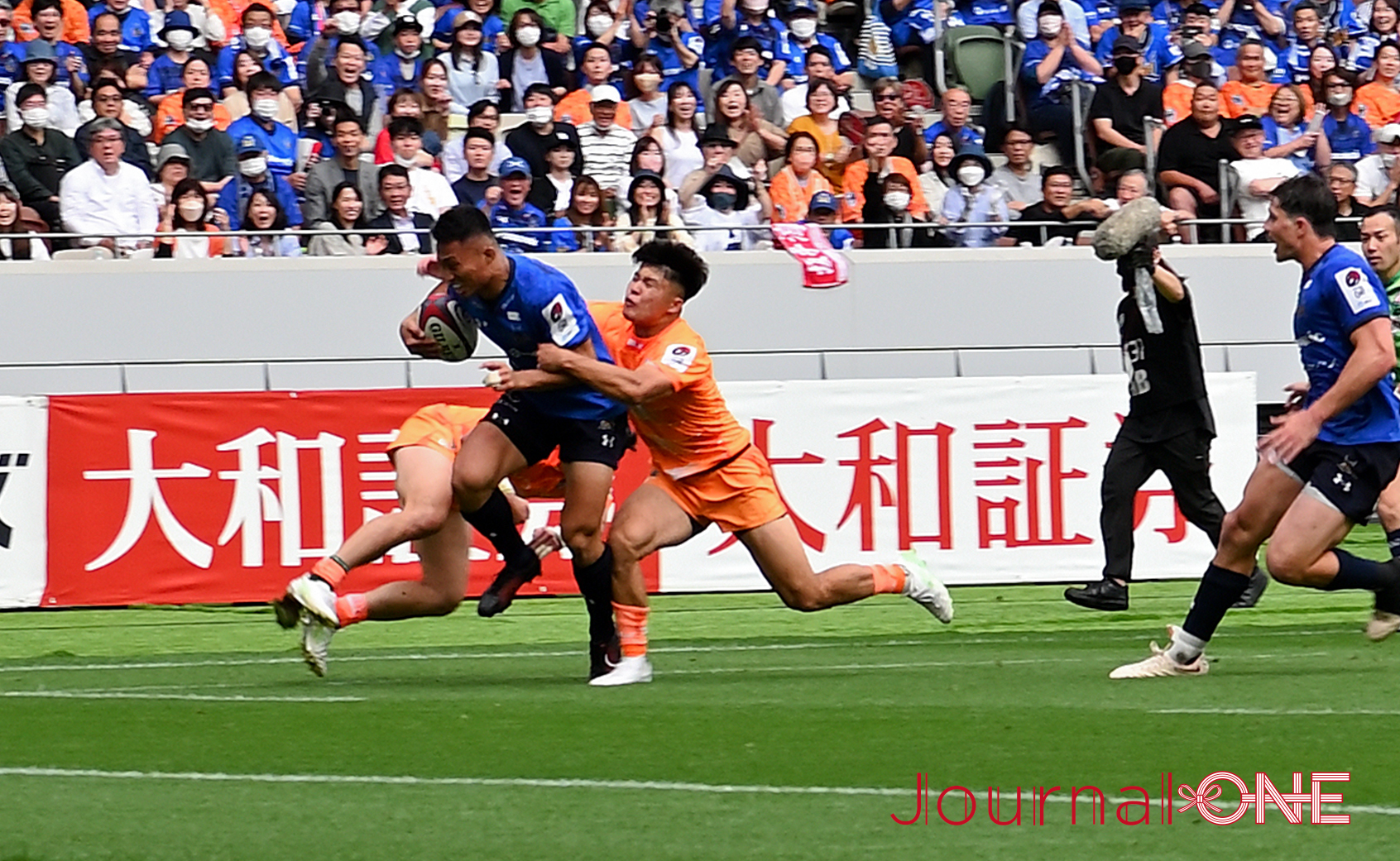 Japan Rugby League One final match, Haruto Kida (Japan rugby union team) tackled Tomoki Osada (Japan rugby union team); Photo by Journal-ONE